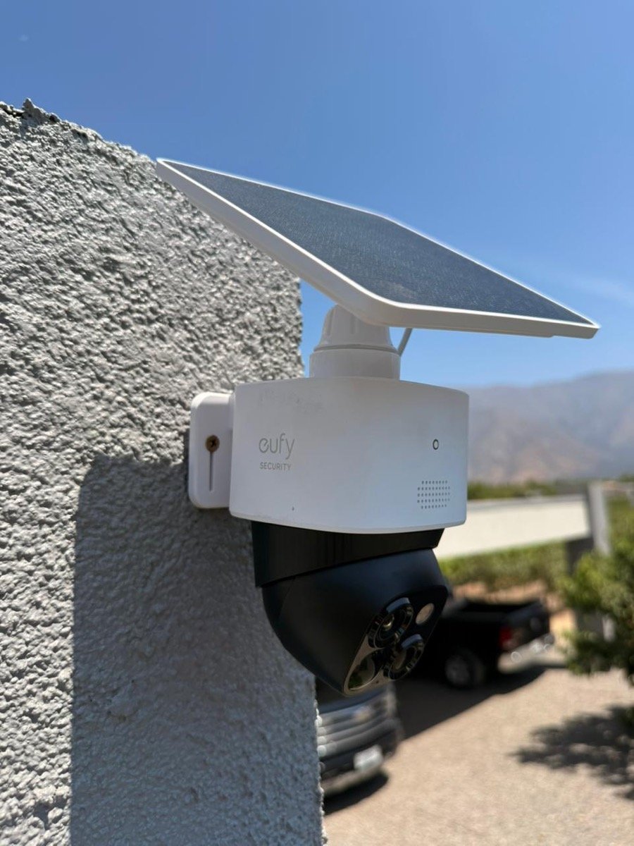 Cámara solar eufy instalada con vista al Valle del Aconcagua