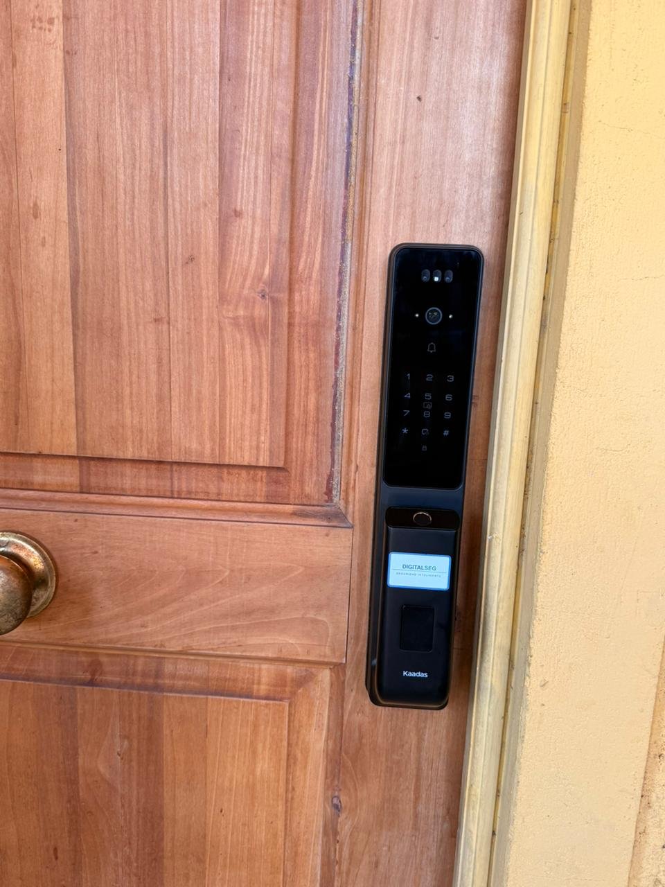 Cerradura facial Kaadas instalada en puerta de madera