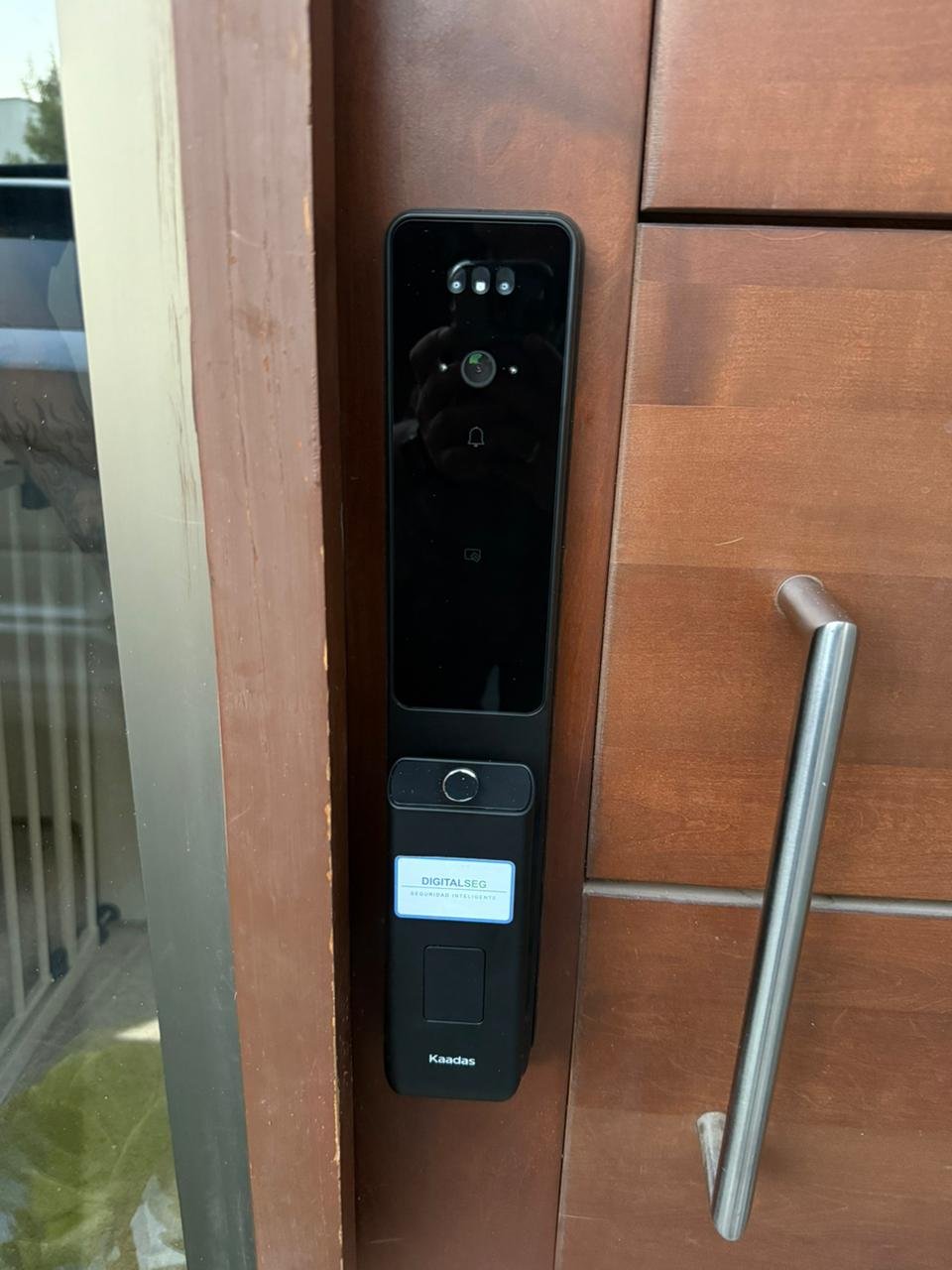 Instalacion premium en puerta moderna
