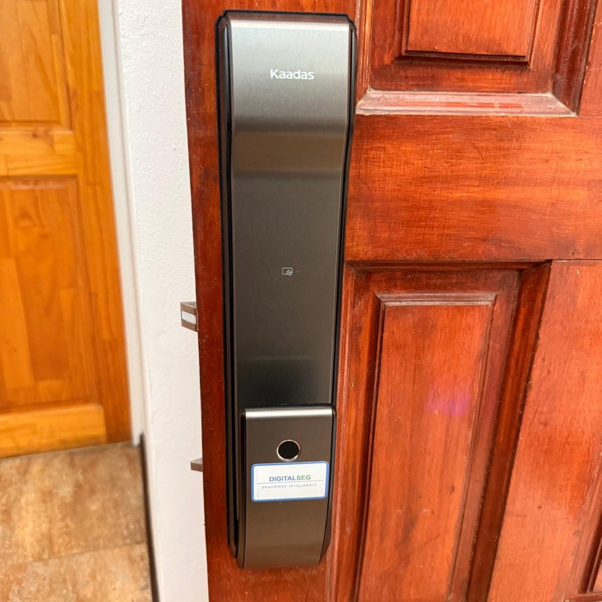 Cerradura Kaadas slim instalada con sello DigitalSeg