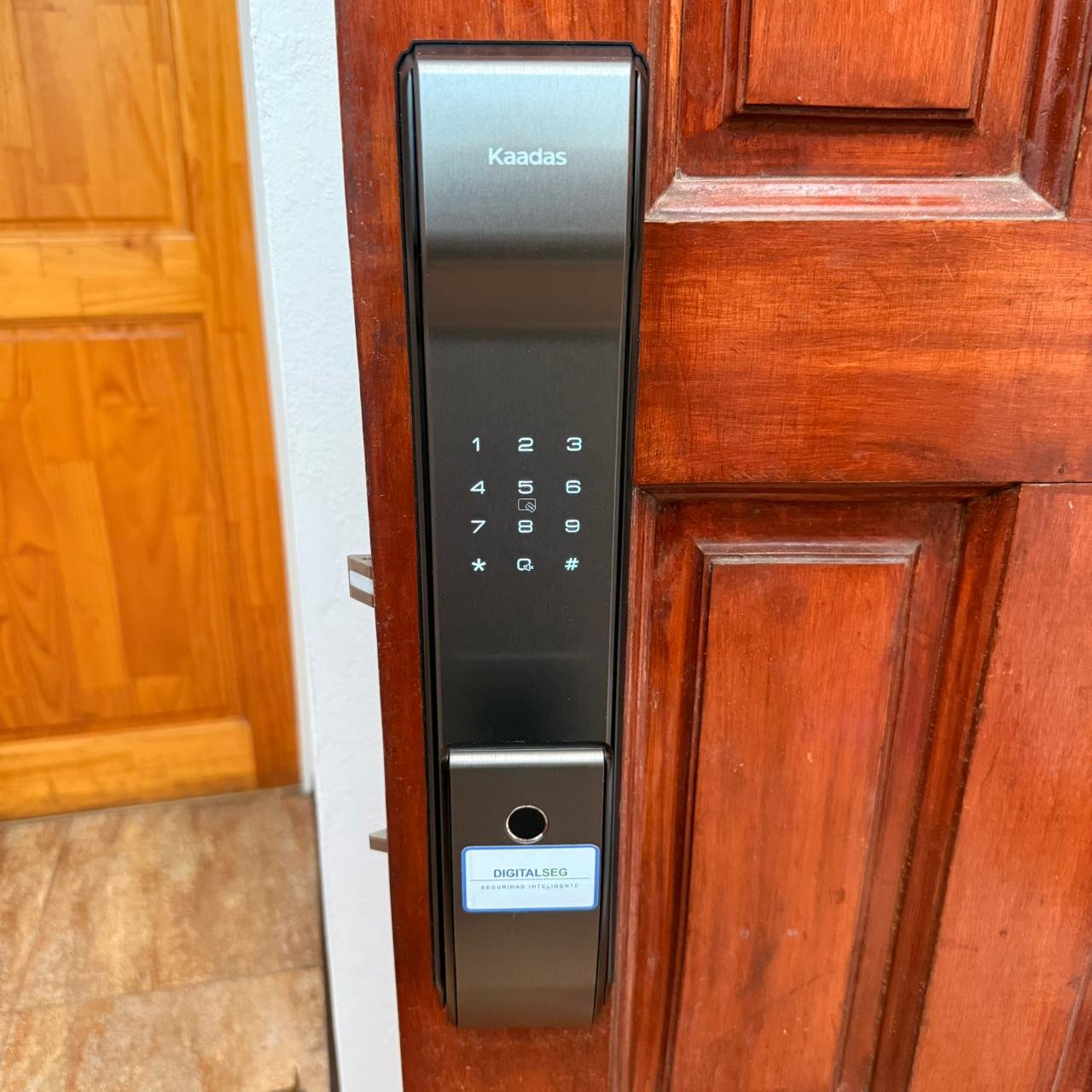 Cerradura digital instalada en puerta roja
