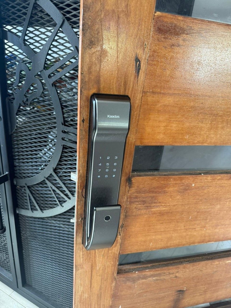 Cerradura Kaadas con teclado instalada en reja exterior