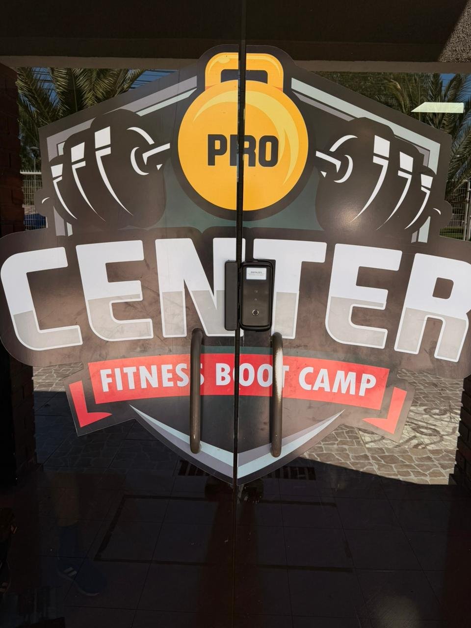Cerradura instalada en puerta de vidrio Procenter Gym